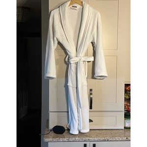 White robe, 2 pockets in front, size M